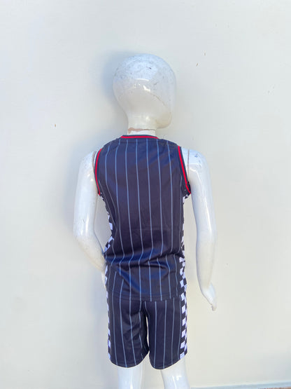 Conjunto INASCAR original, negro con estampado de carro rojo en frente y rayas.