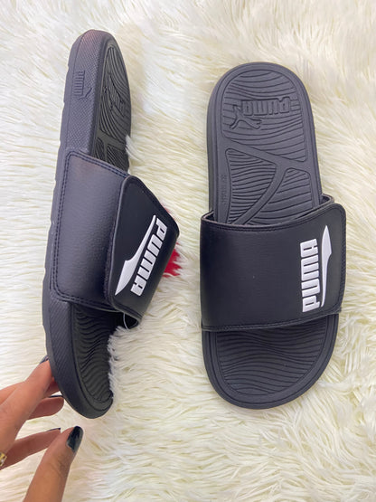 Sandalias PUMA original, negra con letras PUMA eñ color blanco en los lado.