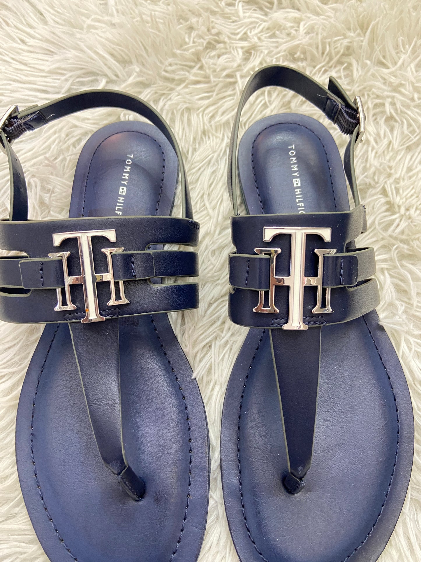 Sandalias Tommy Hilfiger original azul marino con placa TH en plateado.