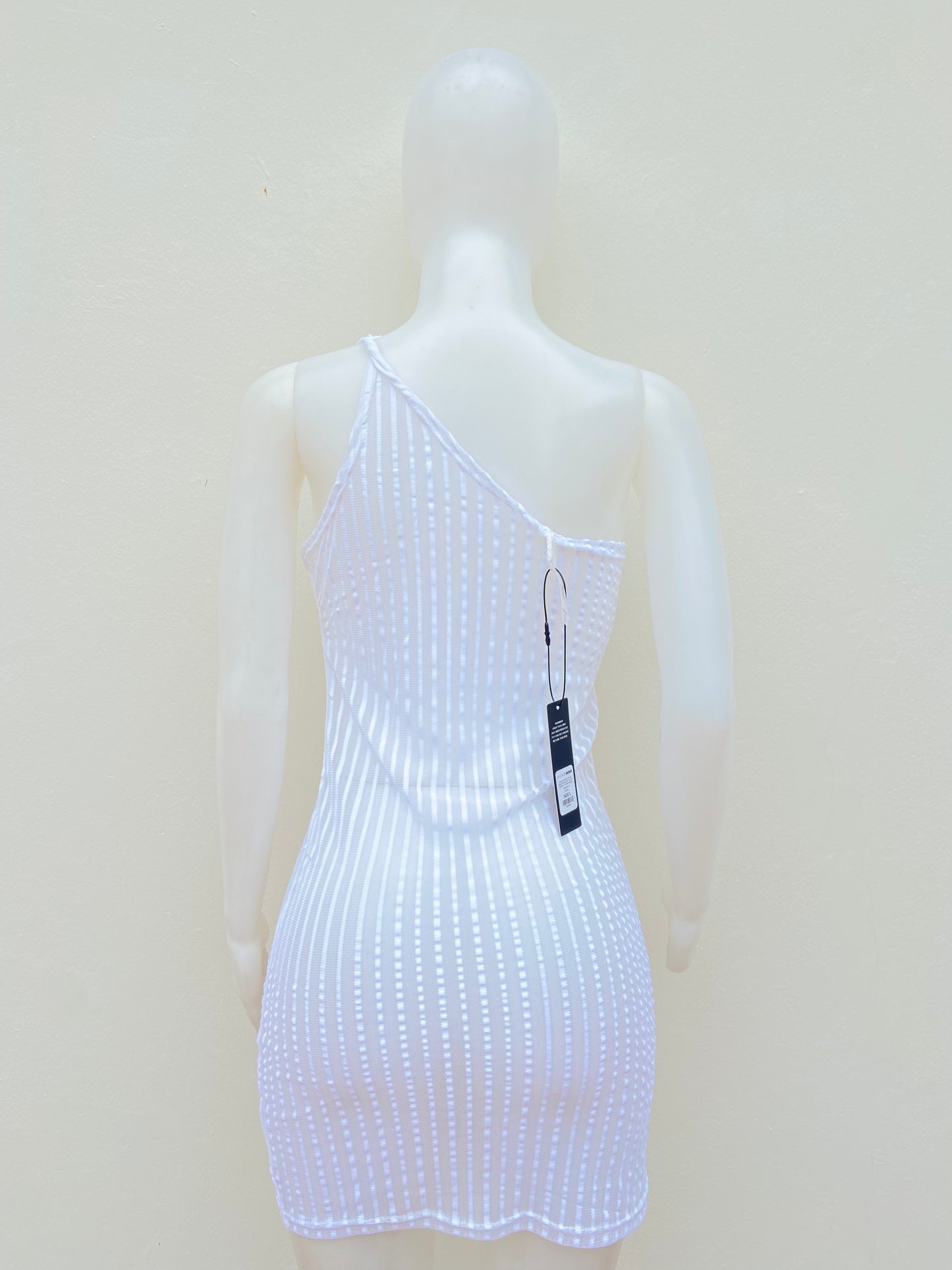 Vestido/ Cover Up, blanco transparente, de un solo hombro.