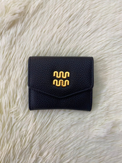 Monedero pequeño negro con diseño al frente en color dorado, cierre de boton y súper espacioso.