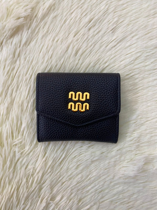 Monedero pequeño negro con diseño al frente en color dorado, cierre de boton y súper espacioso.