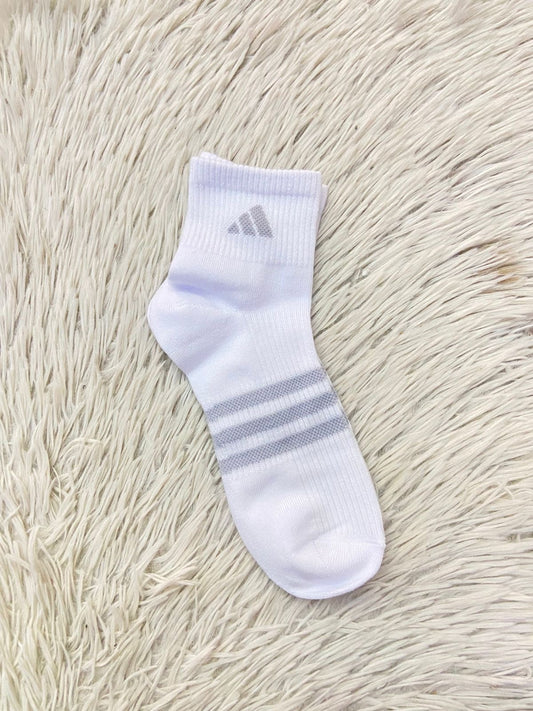 Medias Adidas Original en color blanco con lineas y logotipo de la marca arriba en color gris.