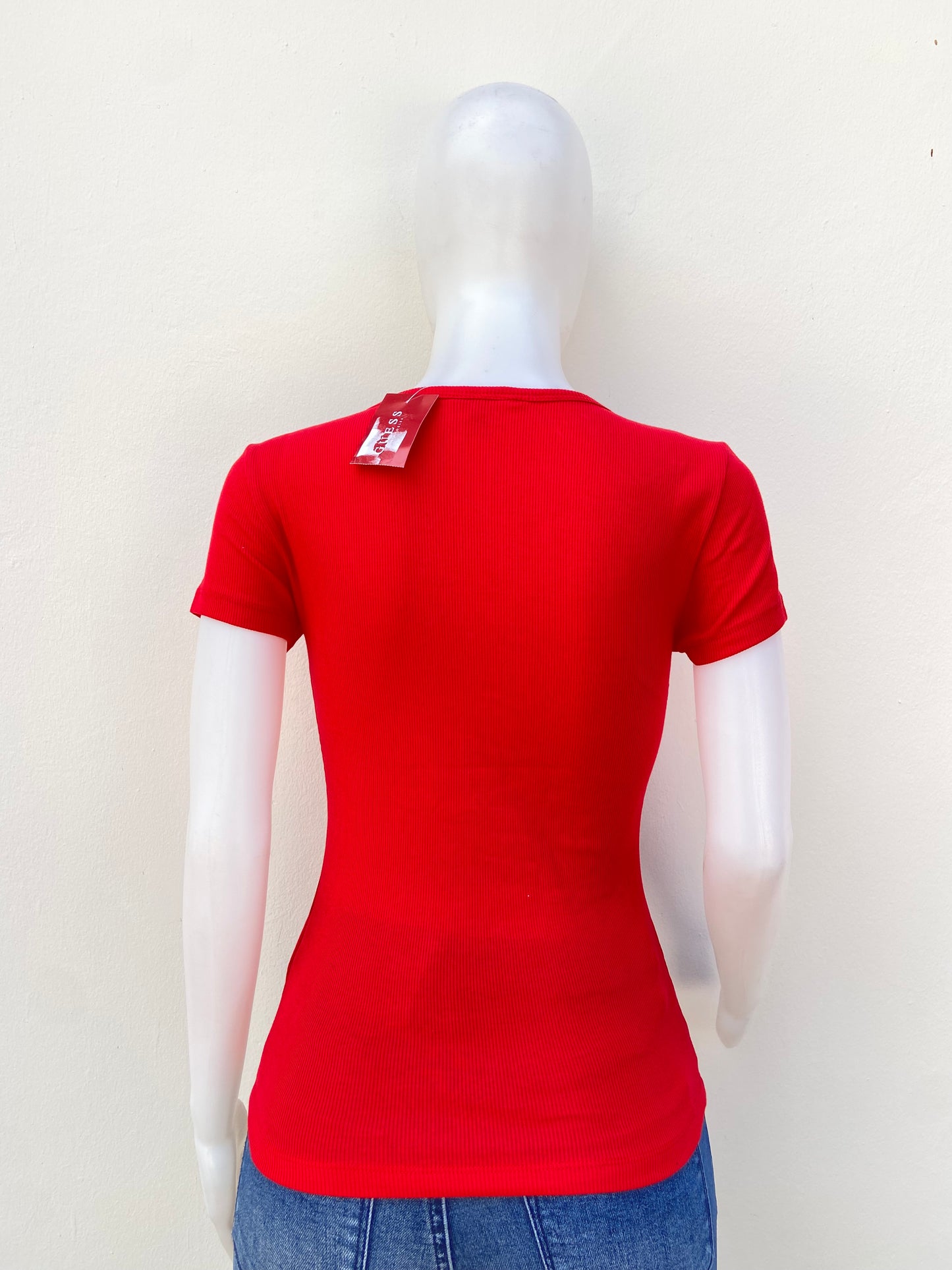 T-shirt GUESS original, rojo con placa GUESS en color dorado.