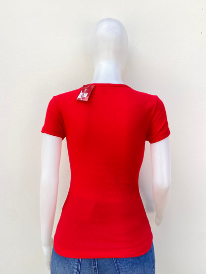 T-shirt GUESS original, rojo con placa GUESS en color dorado.