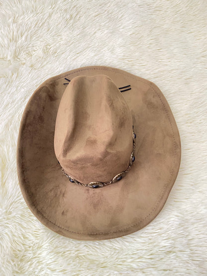 Sombrero color verde oliva, cuerda alrededor con detalles metálicos en bronce.