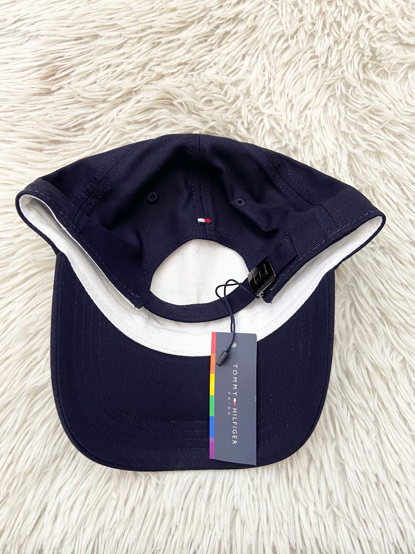 Gorra Tommy Hilfiger original azul marino con blanco y bandera Tommy Hilfiger y bandera del orgullo 🏳️‍🌈.