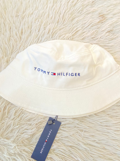 Gorro TOMMY HILFIGER original blanco con letras de la marca en frente.