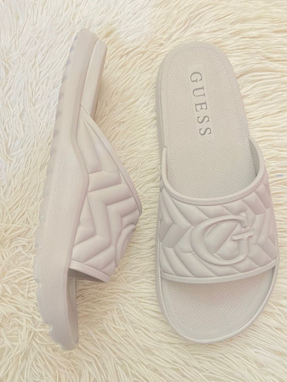 Sandalias GUESS original, gris pálido  con letras G en frente y diseño de textura.