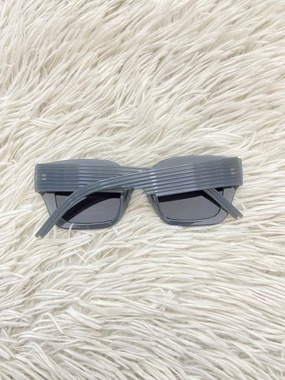 Lentes, diseñados con protección UV 100-400 para proteger tu visión. Gris oscuro, cuadrado con micas negras.