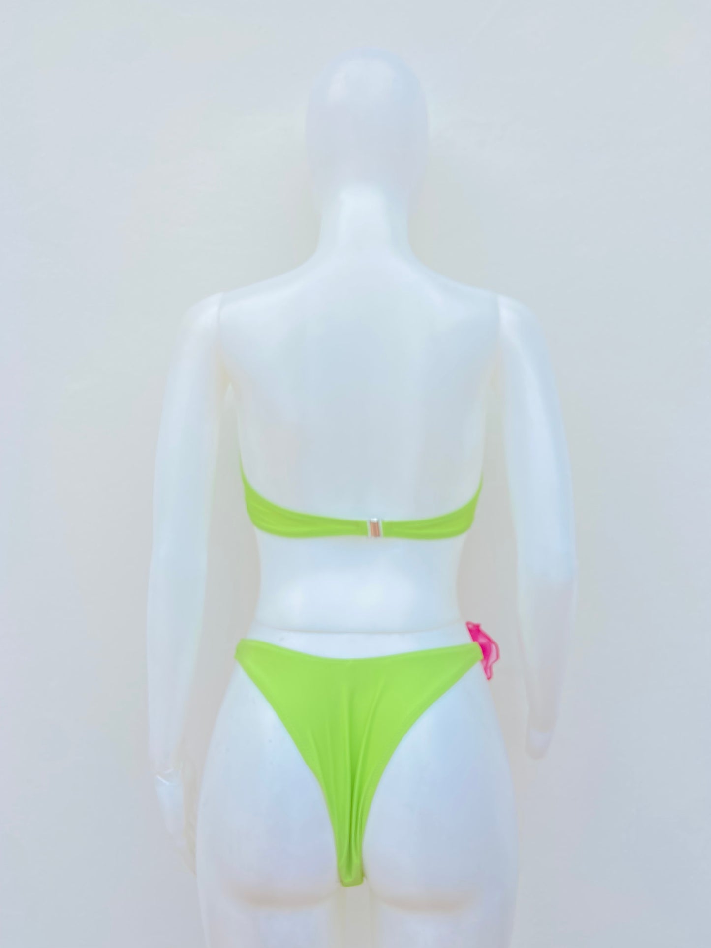 Biquini, verde limón con rosas rosadas en los lados.