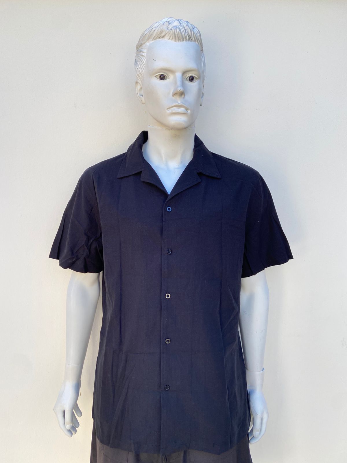 Camisa RUNCATI original, negra lisa con botones en color negro.