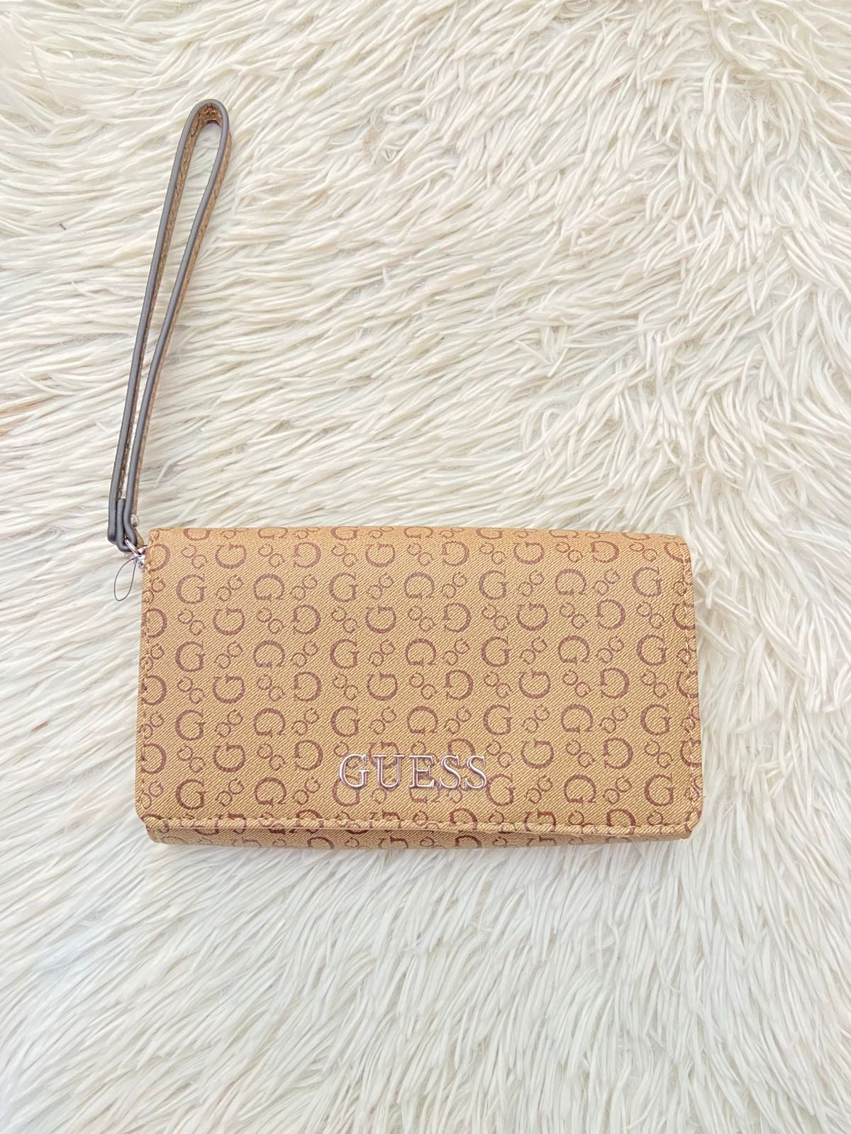 Monedero GUESS original marrón con crema y letras G con placa GUESS en color plateado.