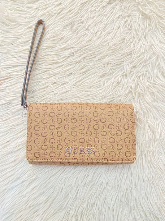 Monedero GUESS original marrón con crema y letras G con placa GUESS en color plateado.