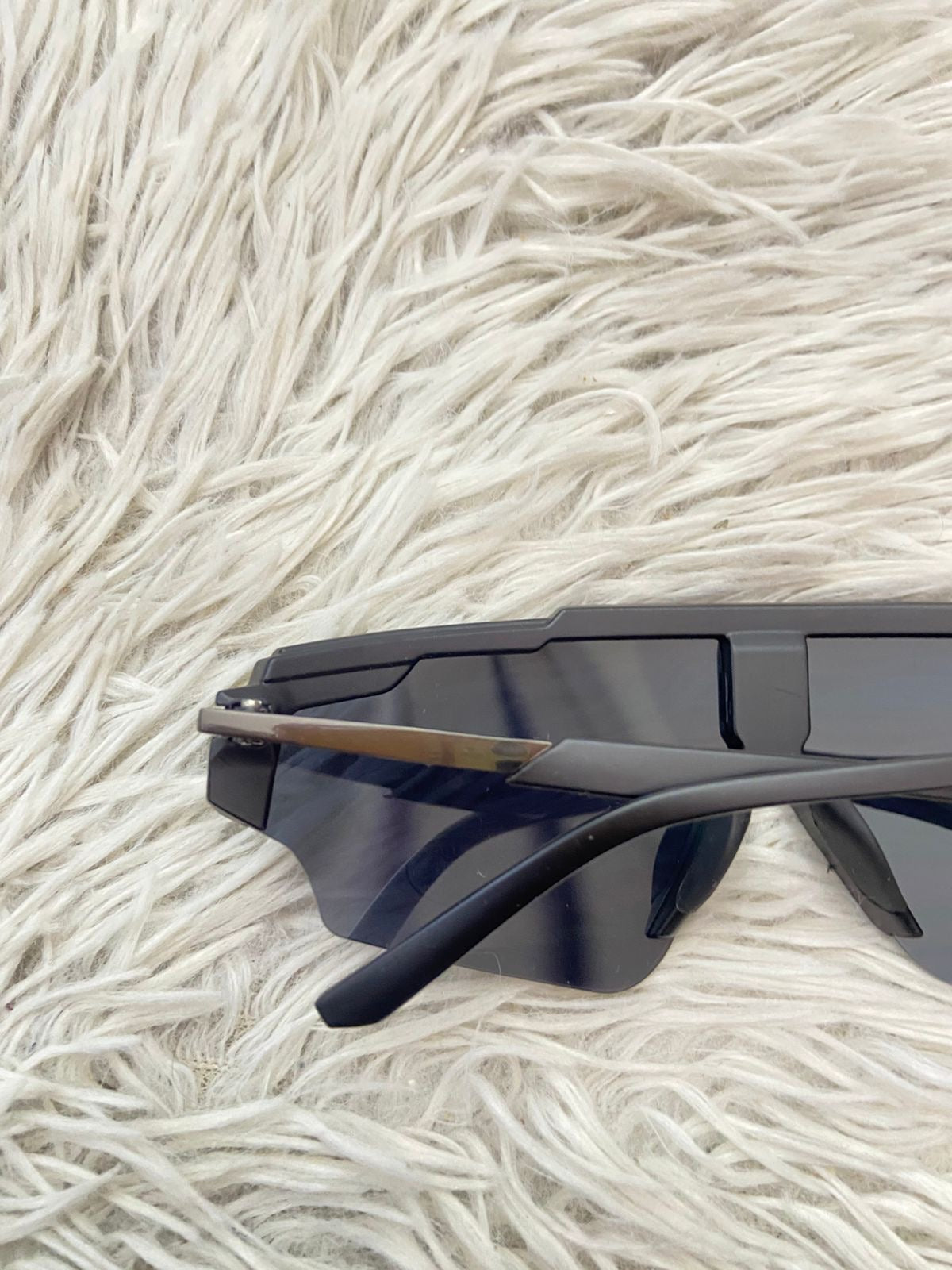 Lentes, negro pequeños con micas en color negro claro y línea en color blanco en el borde.