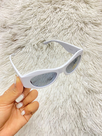 Lentes, diseñados con protección UV 100-400 para proteger tu visión. Blanco con micas negras.