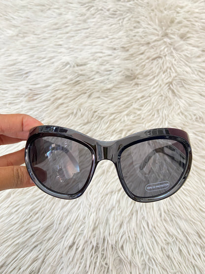 Lentes, diseñados con protección UV 100-400 para proteger tu visión. Negro con micas oscuras,ovalados grandes..