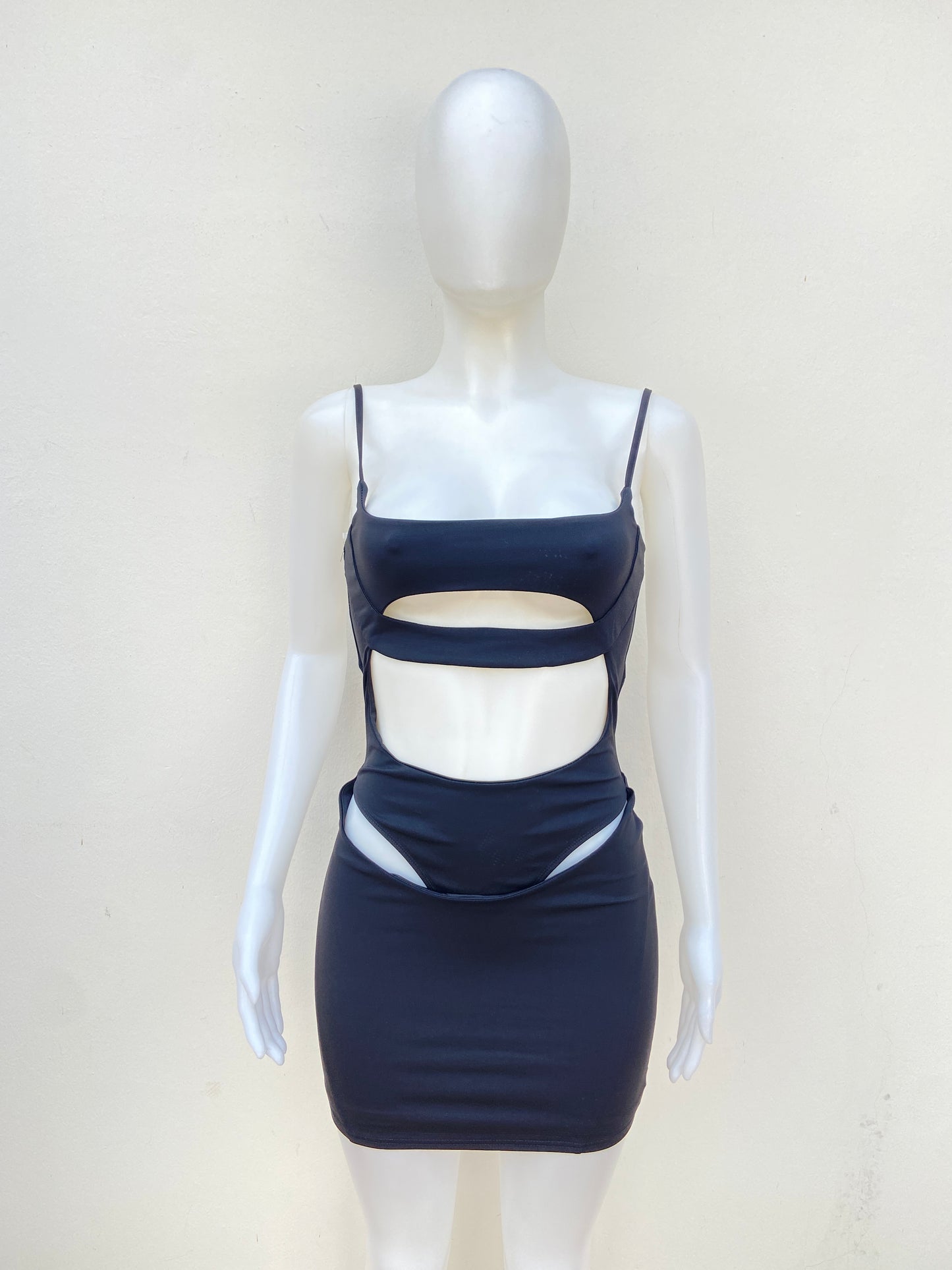 Vestido Fashion Nova original negro, estilo body, con abierto en frente.