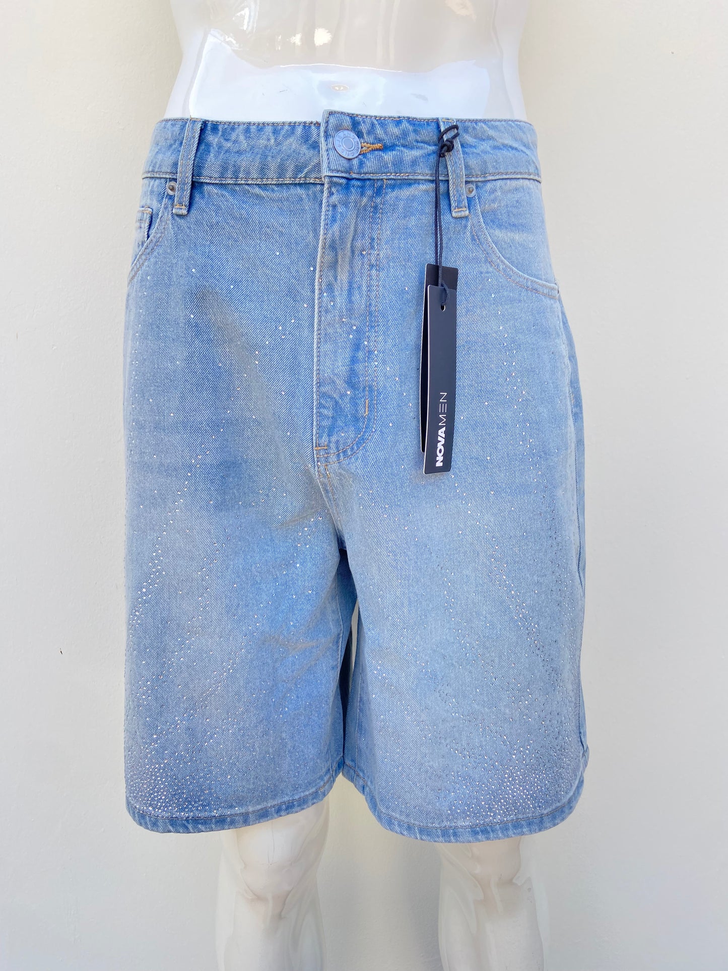 Bermuda jean azul claro con degradado blanco y brillos en color plateado.