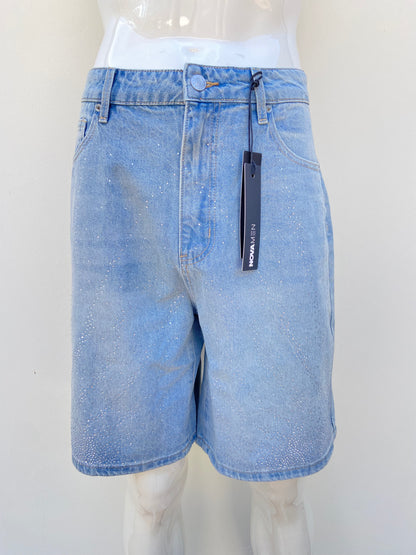 Bermuda jean azul claro con degradado blanco y brillos en color plateado.