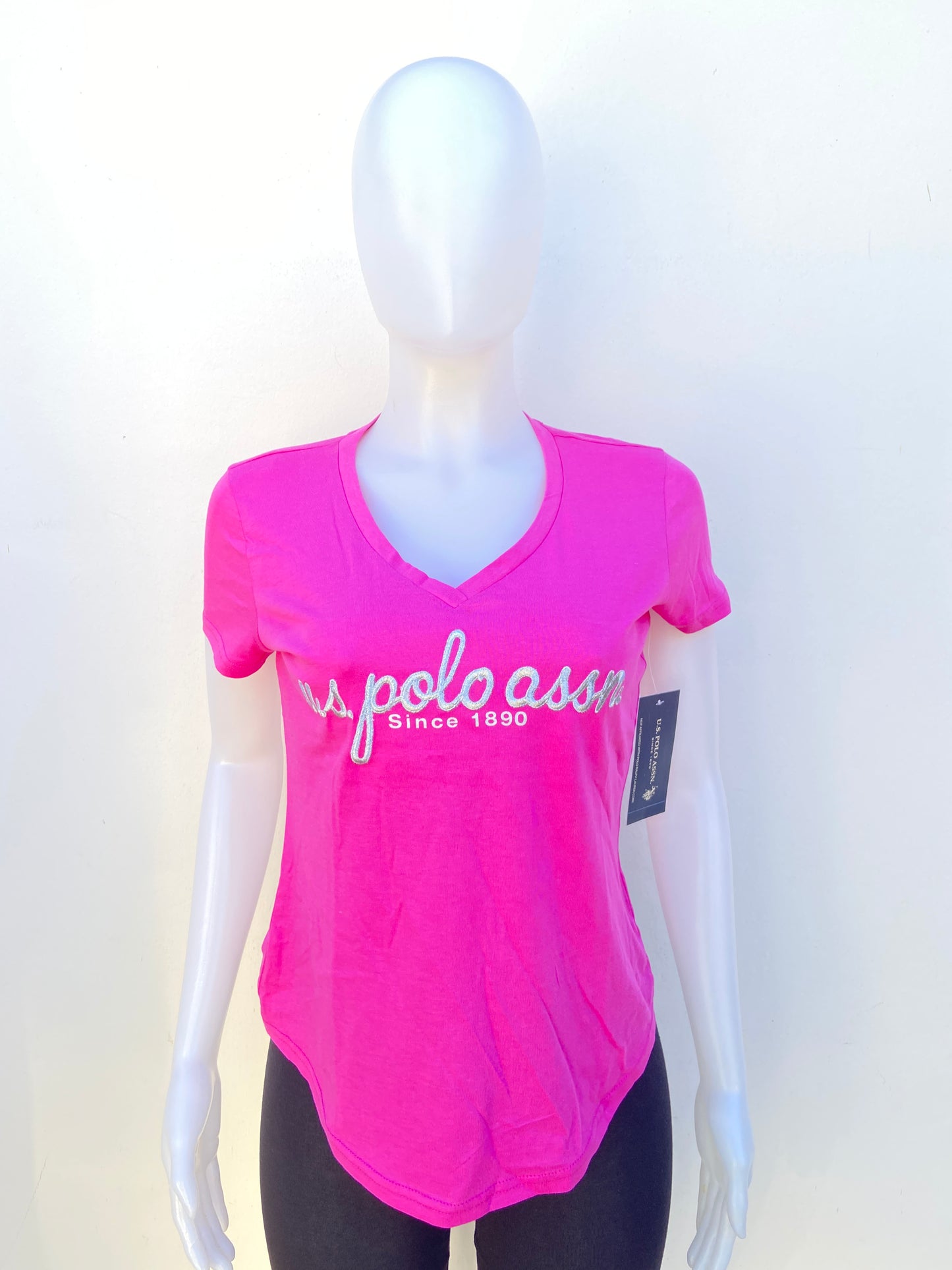 T-shirt U.S Polo original rosado con letras U.S POLO ASSN en plateado.