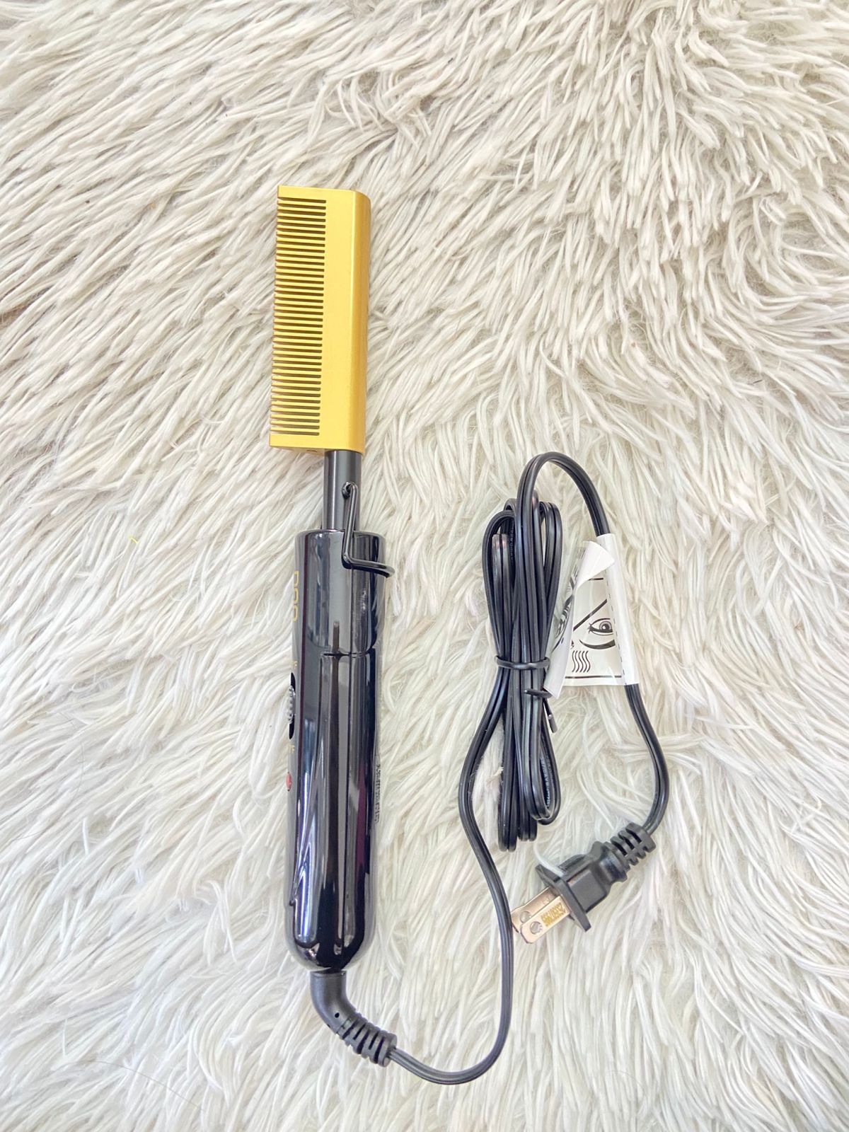 Peine caliente DAN TECHNOLOGY original, ✨ 450°F de calor alto
✨ Tecnología cerámica para un acabado más suave
✨ Calienta en solo 30 segundos
✨ Voltaje dual (ideal para viajes)
✨ Cable giratorio 360° para mayor comodidad