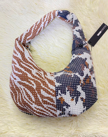 Cartera, color blanco con marron y estampado de animal print y detalles de piedras.