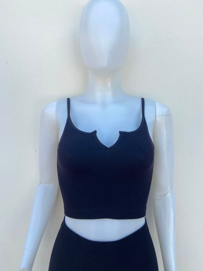 Conjunto JULIA BY LOVE J, Original legging y top en color negro, top con detalle de abierto al frente.