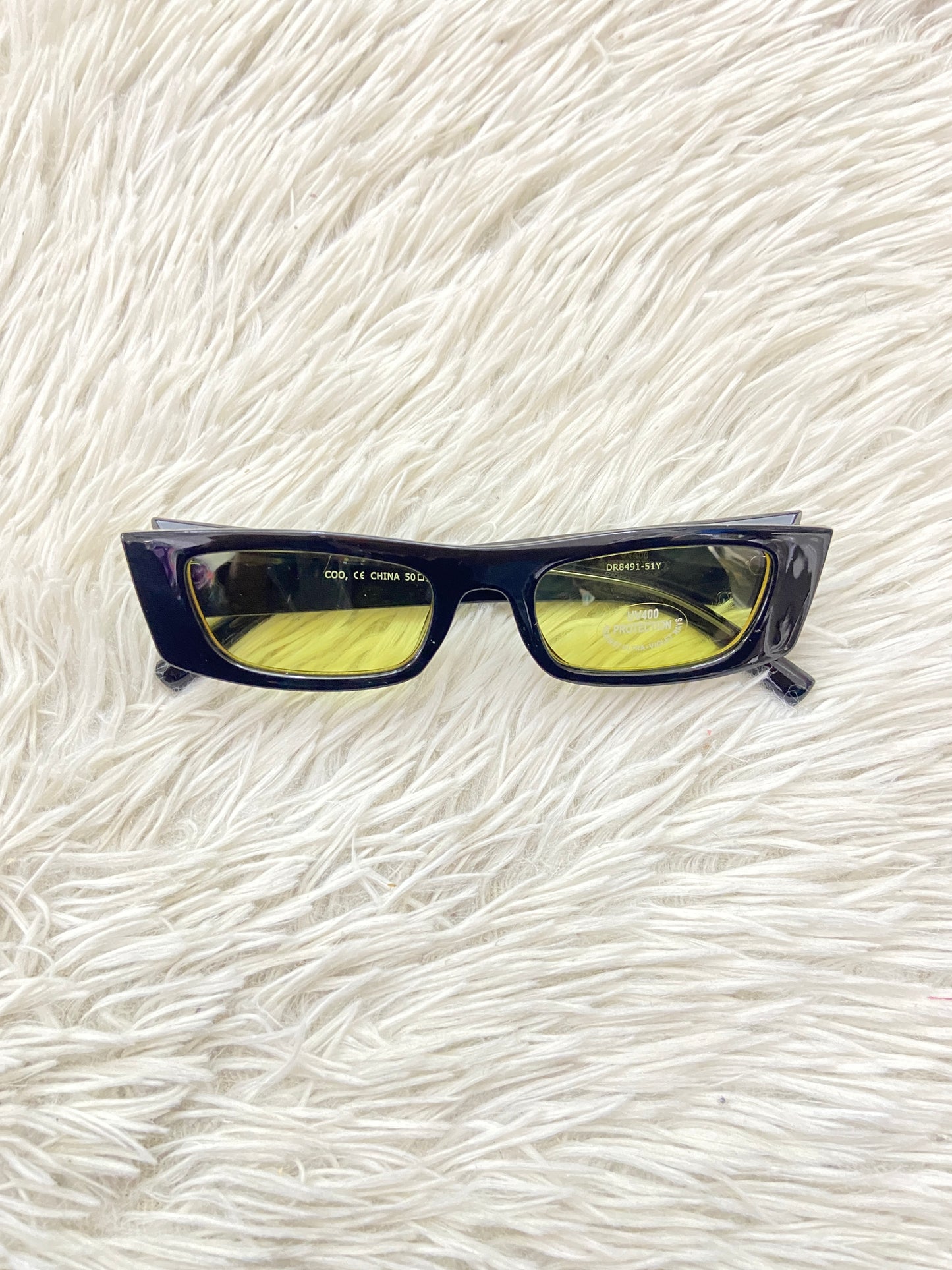 Lentes, negro con micas en color amarillo transparente.