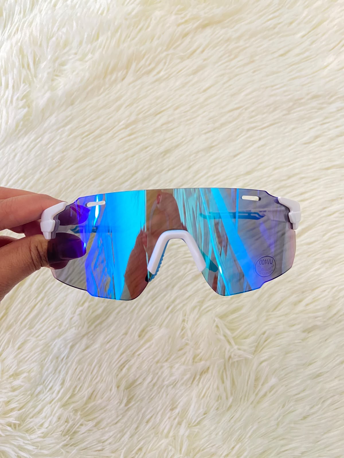 Lentes, blanco con micas en color azul y montura blanca, protección UV 400.