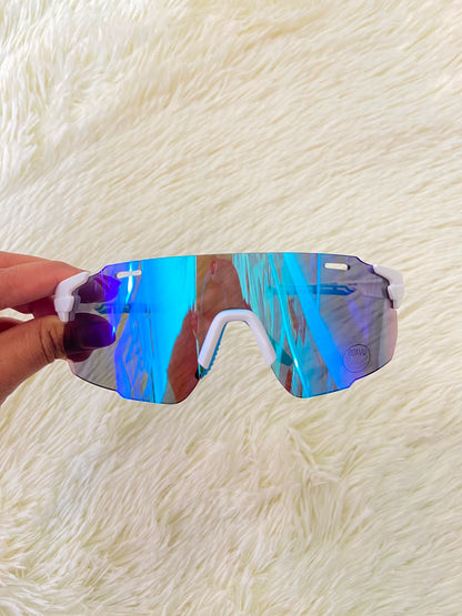 Lentes, blanco con micas en color azul y montura blanca, protección UV 400.