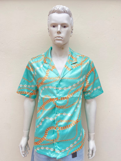 Camisa azul turquesa, con estampado de cadenas y perlas.
