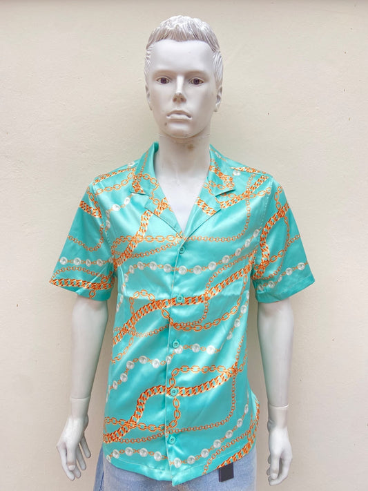 Camisa azul turquesa, con estampado de cadenas y perlas.