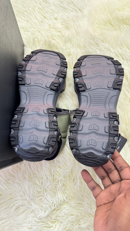Sandalias BASS OUTDOOR original, Verde Olivia. Diseño ergonómico, suela resistente y ajuste seguro.