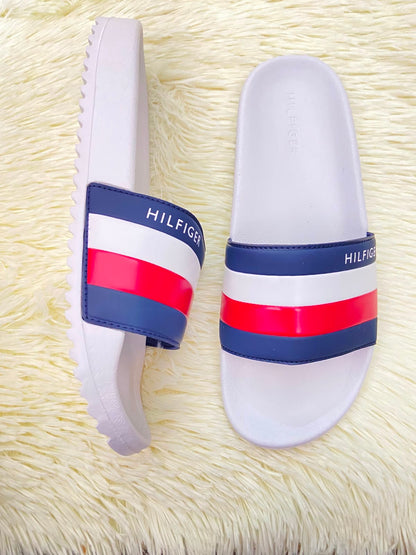 Sandalias TOMMY HILFIGER original, blanca con banda TOMMY en color rojo, blanco y azul y letras HILFIGER.