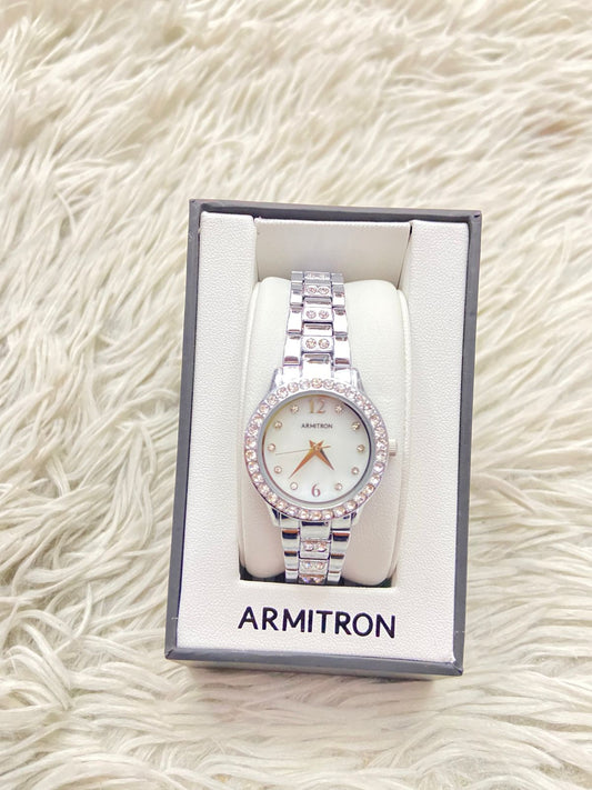 Armitron original reloj para dama en acero inoxidable, con detalles en cristales tanto en la correa como en el bisel y la esfera.
