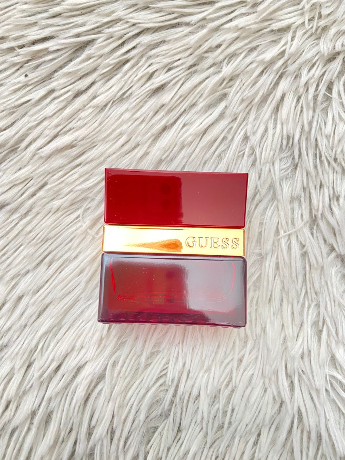 Perfume GUESS SEDUCTIVE HOMME RED original para hombre, rojo con dorado.