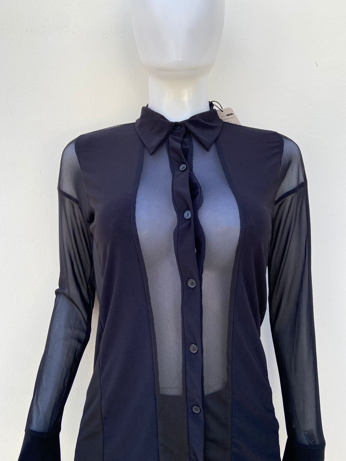 Camisa/ top, negro con transparente y botones en frente.
