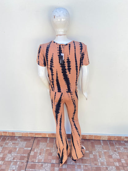 Conjunto de niña en color marron con estampado de líneas en color negro, Legging y top.