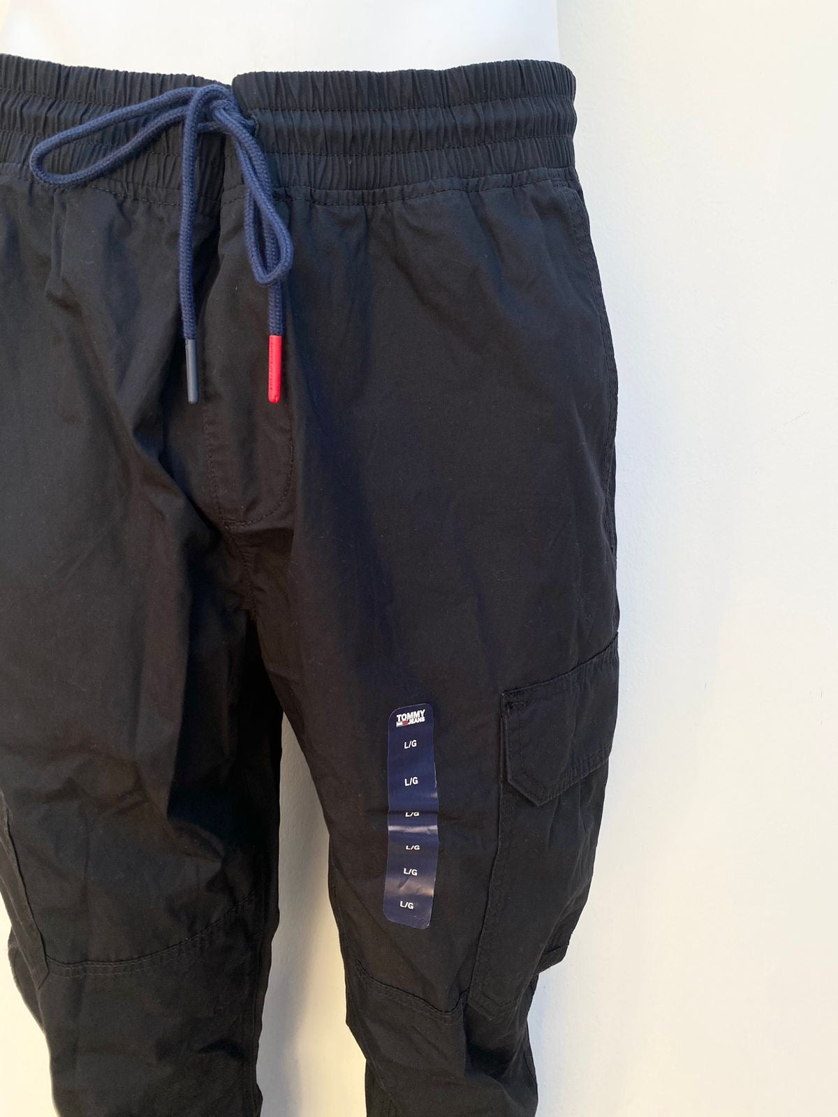 Jogger pantalón Tommy Hilfiger original negro con lazos en azul marino.