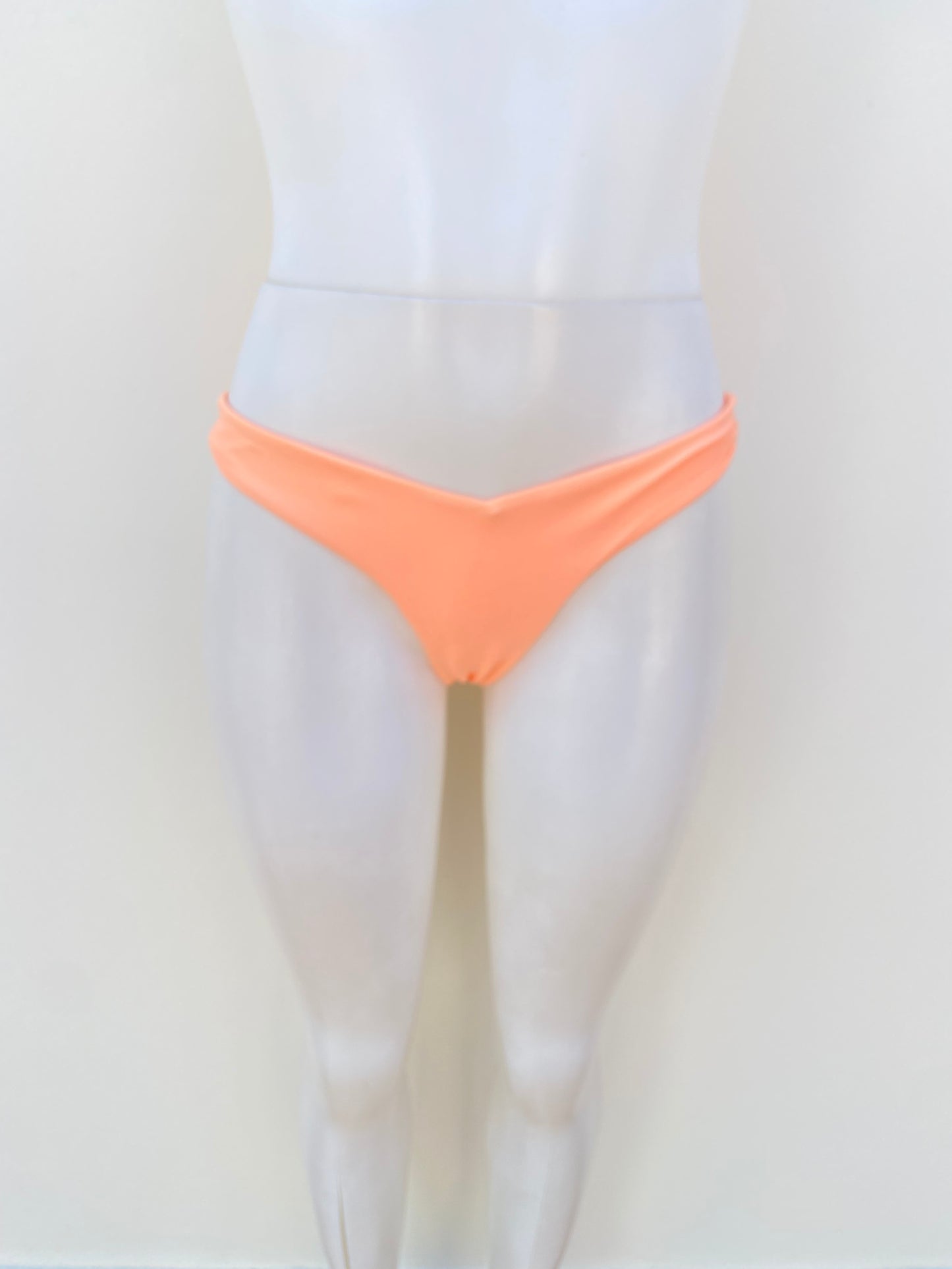 Set de falda salida y biquini panti de playa, naranja claro, con lazos ajustables en la falda.