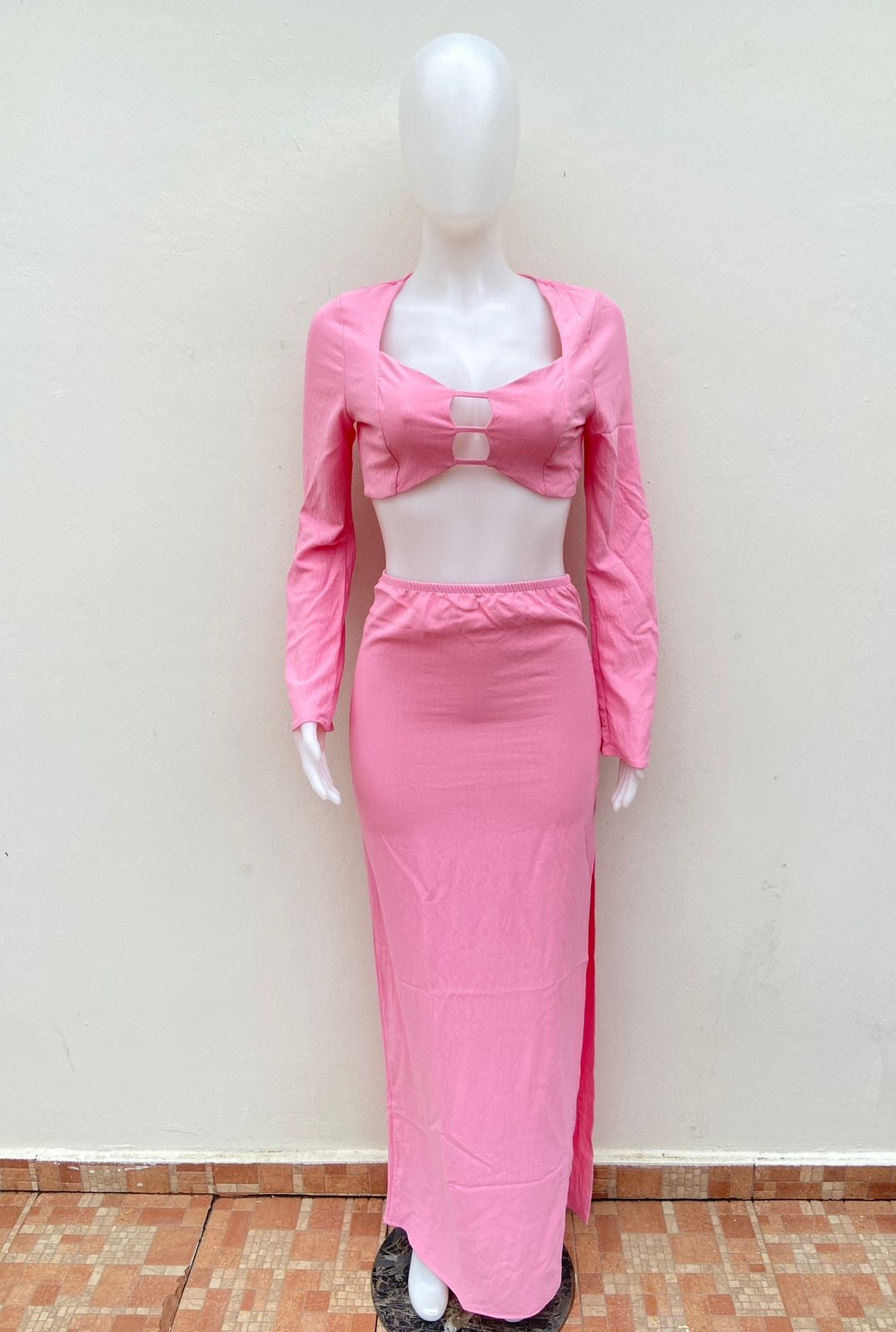 Conjunto Fashion Nova original rosado con lazos ajustables y escote, falda con abertura.