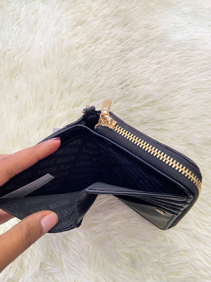 Monedero Cartera STEVE MADDEN original negro con placa de la marca en dorado y varios compartimentos.
