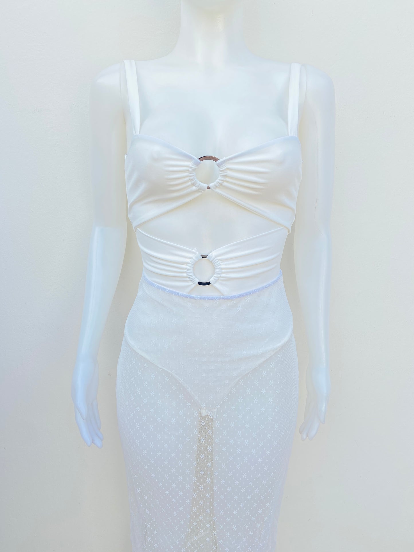 Vestido Fashion Nova original blanco estilo body, con falda en encaje transparente.