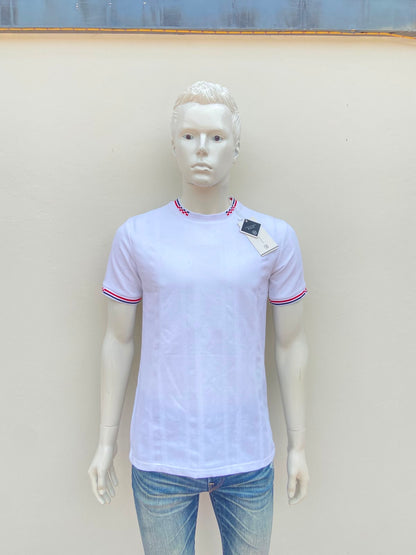 T-shirt VERTICAL SPORT original, en color blanco con líneas rojas y azul marino con cuello y mangas.