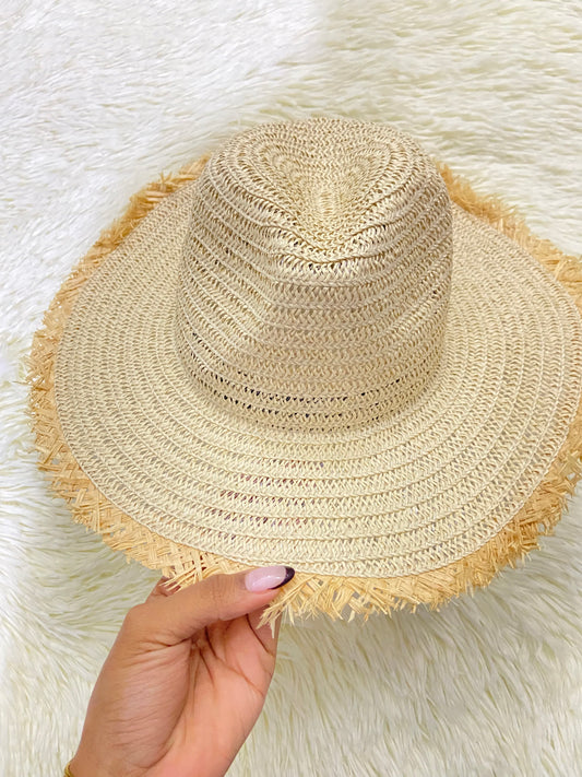 Sombrero, crema con tejido en paja.