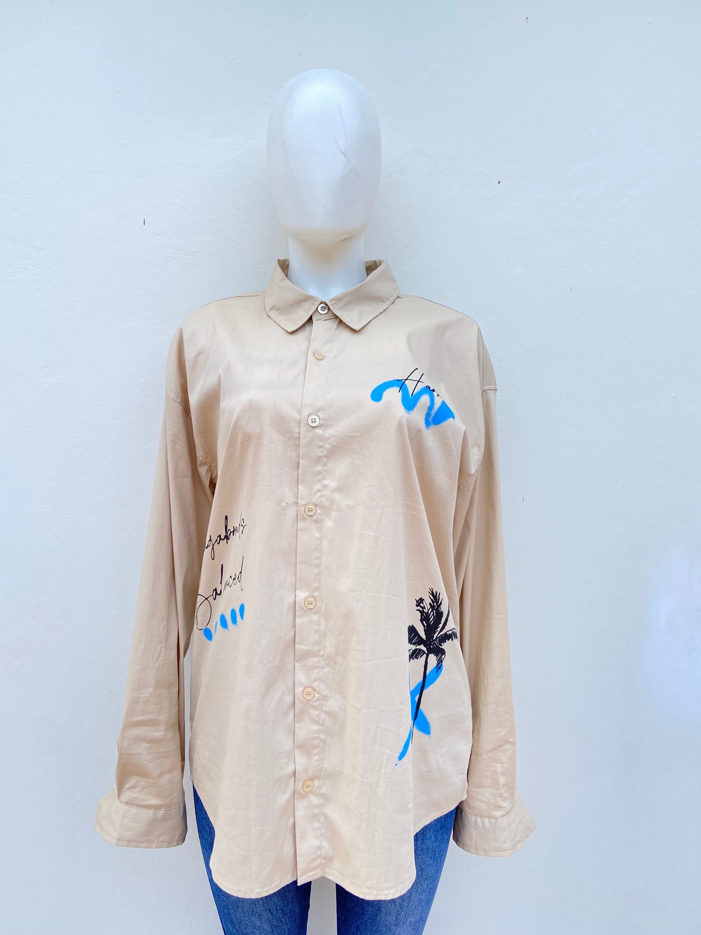 Camisa/ Camison/ blusón Forever 21 original crema con diseños de palmeras y detalles en azul.