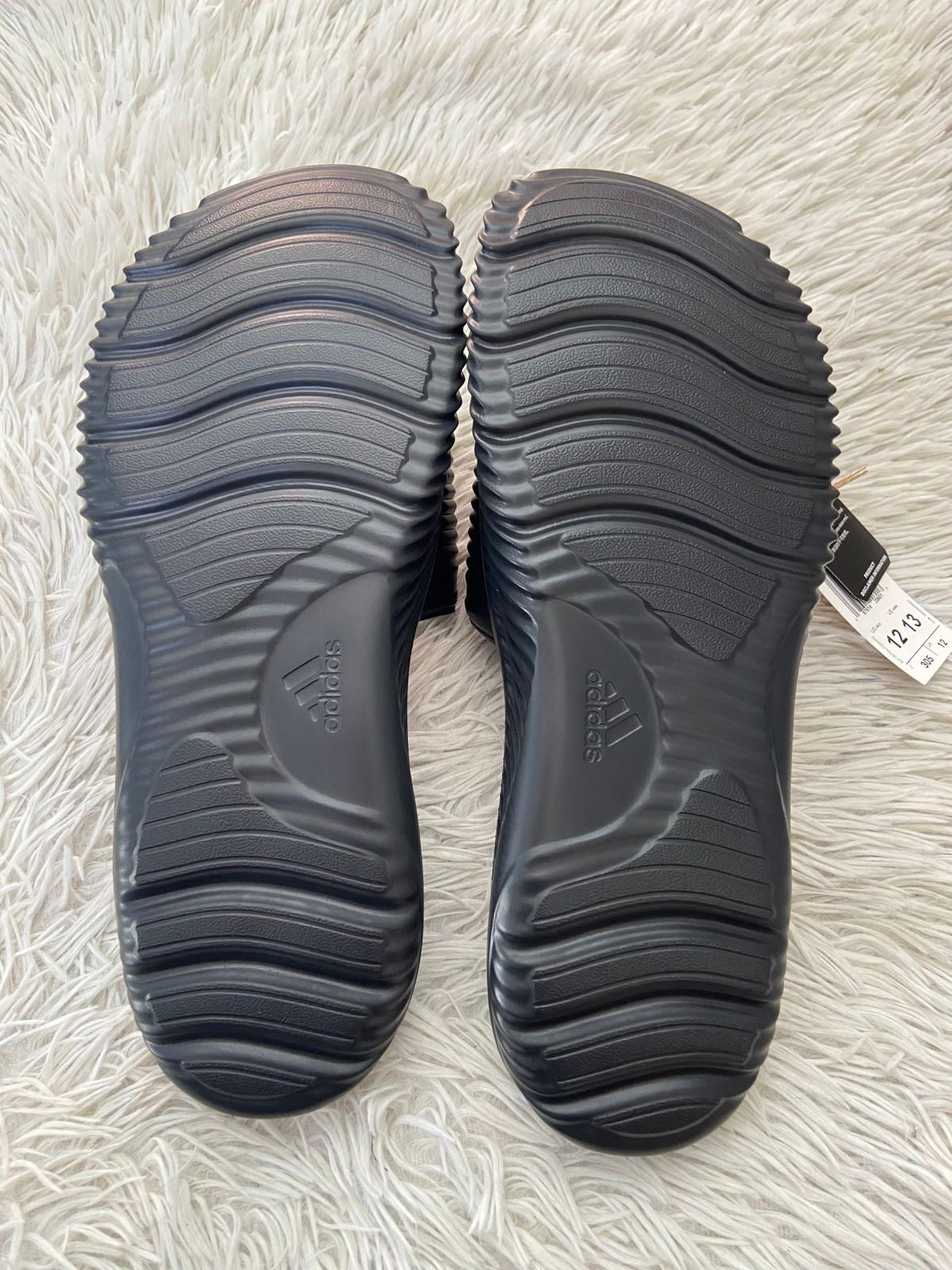 Sandalias ADIDAS original, negra con diseño de rayas en color negro, ajustables.