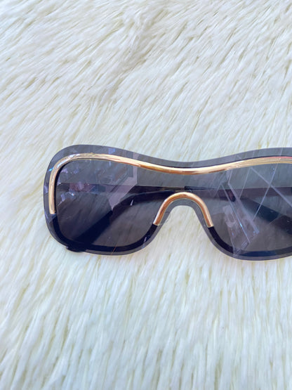 Lentes, negro con detalles en color dorado en frente y montura fina.