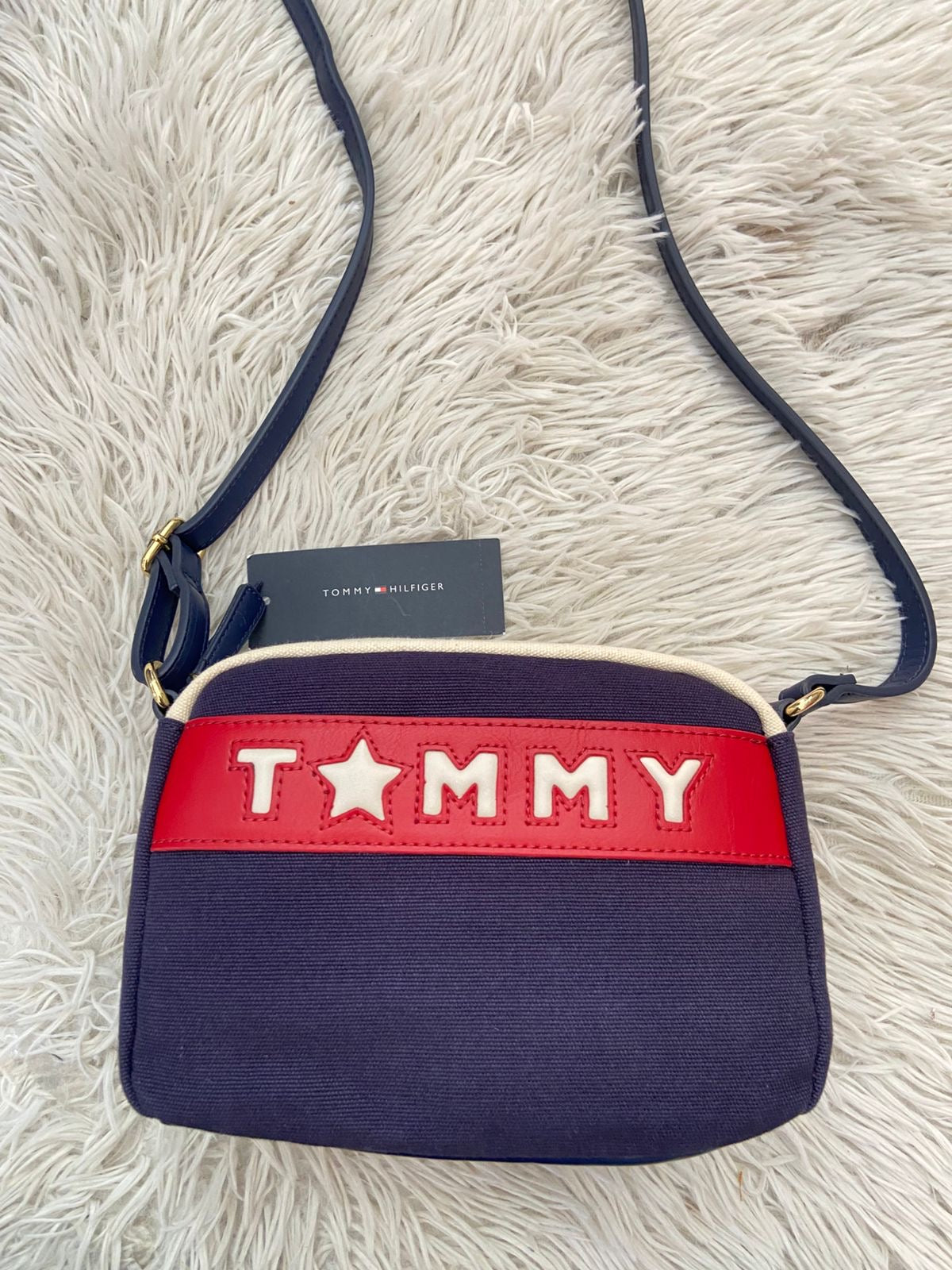 Cartera/ Crossbody TOMMY HILFIGER original, azul marino con raya en rojo y letras TOMMY en color blanco.